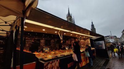 Markt de Gouda con Stadhuis y Sint-Janskerk al fondo