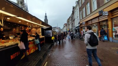 Markt de Gouda — tienda Etos y torre de Sint-Jan