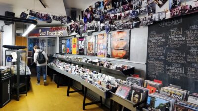 Interior tienda discos Gouda con cartel 'Lex Harding'