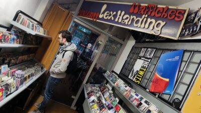 Interior tienda discos Gouda con cartel 'Hits Lex Harding'