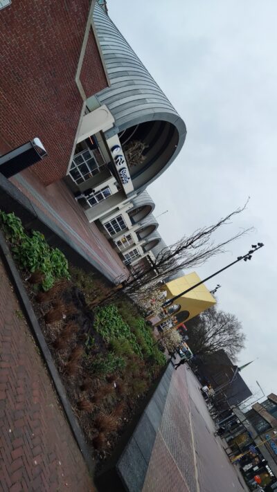 Estación NS Gouda (exterior, edificio curvo)