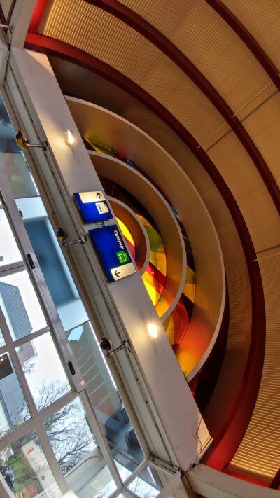Interior estación NS Gouda — vidrieras de colores en cúpula