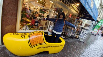 Tienda 'Den Haag Souvenirs' (zueco gigante amarillo)