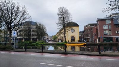 Gouda — canal del centro con casita amarilla junto al agua