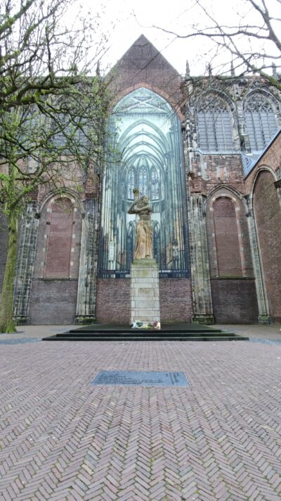 Utrecht — Domkerk (fachada exterior con estatua)