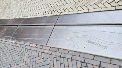 Utrecht — línea memorial DAVBIVS (Domplein, antigua nave colapsada)