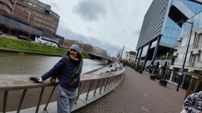 Utrecht — puente sobre Catharijnesingel con TivoliVredenburg al fondo