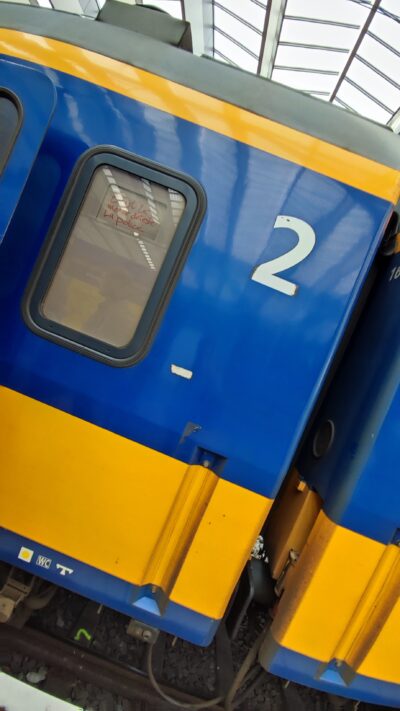 Utrecht Centraal — andén con tren NS Intercity