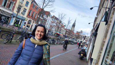 Delft — calle del centro con torre de la Nieuwe Kerk al fondo
