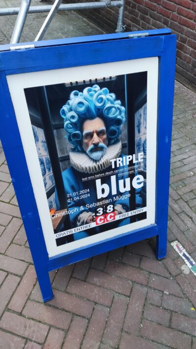 Delft — cartel exposición 'TRIPLE blue' (Christoph y Sebastian Mügge) 21.01-01.04.2024