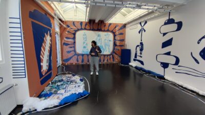 Delft — sala 'TRIPLE blue' con murales de cerámica Delftware