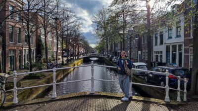 Delft — canal del centro con puente blanco peatonal