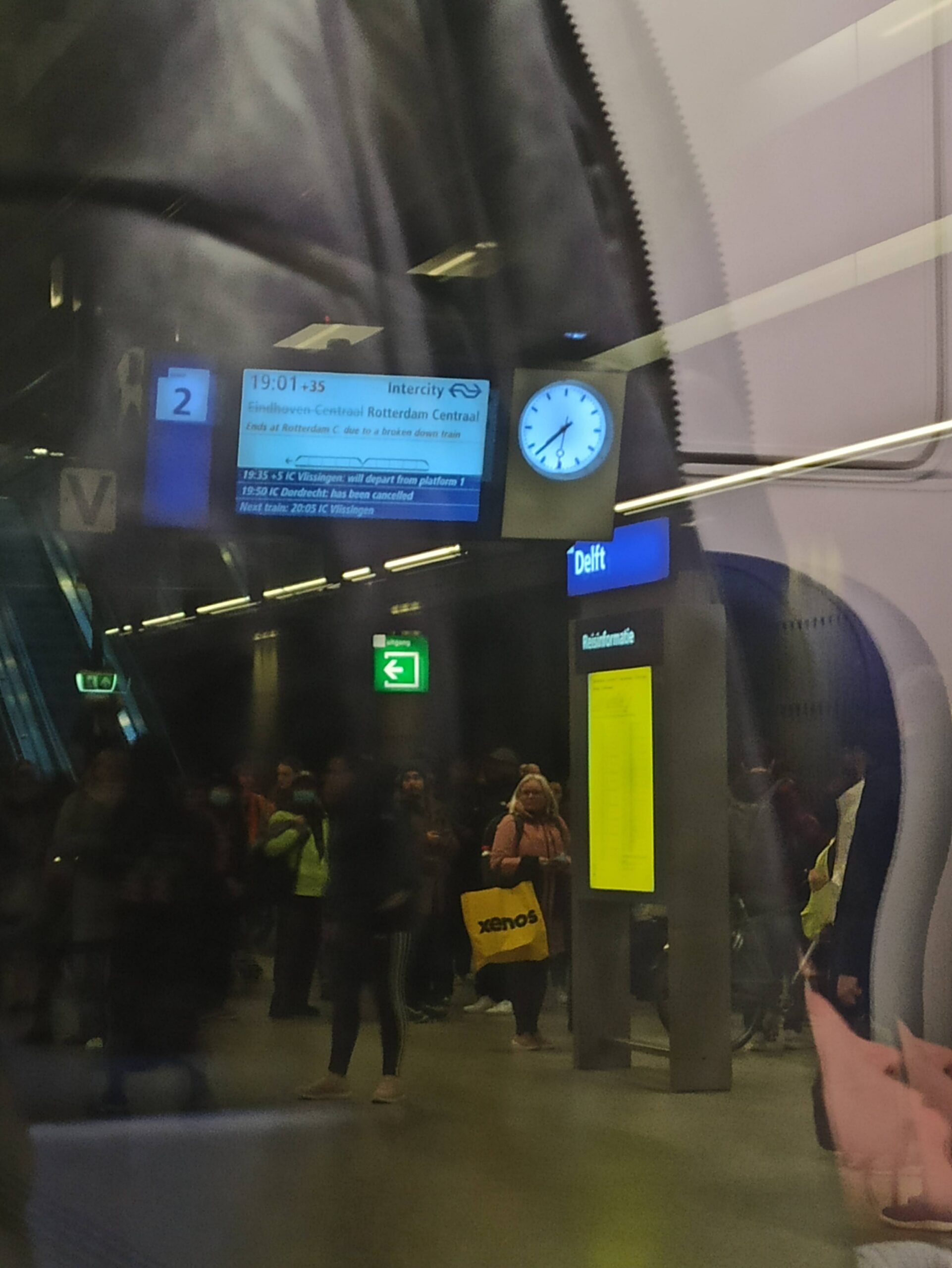 Estación NS de Delft — andén con destino 'Vlissingen'