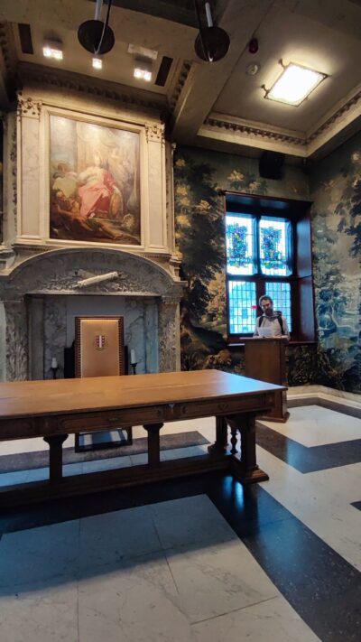 Stadhuis de Gouda — sala con tapices