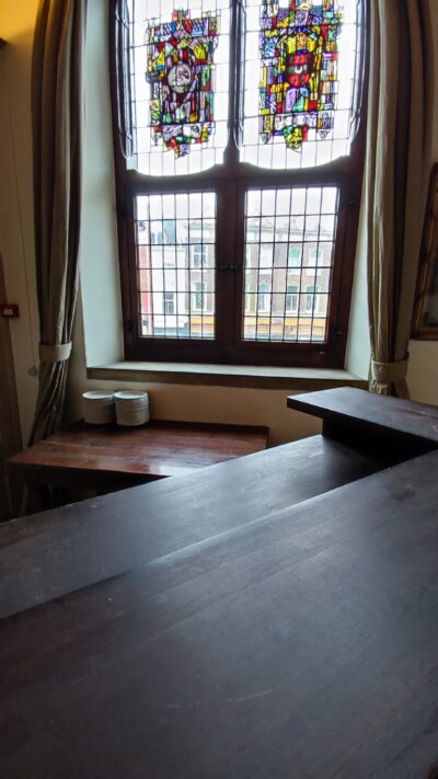 Stadhuis de Gouda — vidrieras heráldicas de la sala del consejo