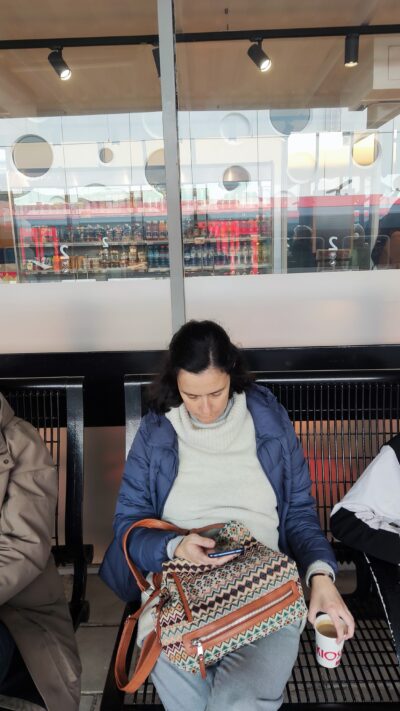 Estación de Gouda — andén con tren rojo NS