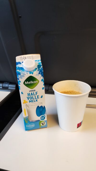 Tren NS Intercity — café con leche Melkan