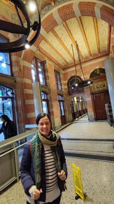 Amsterdam Centraal — pasillo abovedado de ladrillo
