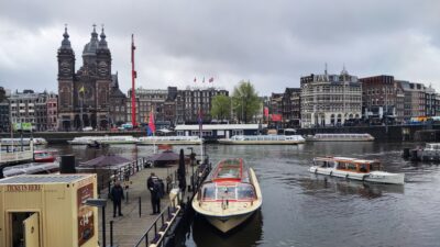 Amsterdam — macetero con tulipanes