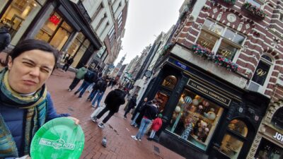 Amsterdam — Kalverstraat con plato de New York Pizza