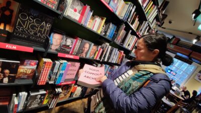 Amsterdam — American Book Center (librería con árbol interior)