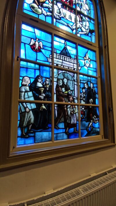 Amsterdam — Engelse Kerk del Begijnhof (vidriera azul)