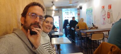 Amsterdam — café (Pedro y Nagore escribiendo postales)