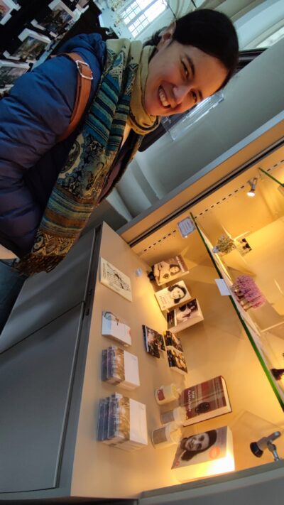 Amsterdam — Anne Frank Huis (vitrina con cartas y fotos de Anne)