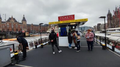 Amsterdam — casas-barco (woonboten) en canal