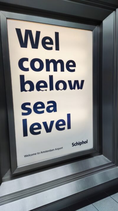 Schiphol Plaza — avión histórico KLM expuesto (cabina con asientos azules)