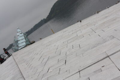 Ópera de Oslo — escultura 'She Lies' de Monica Bonvicini
