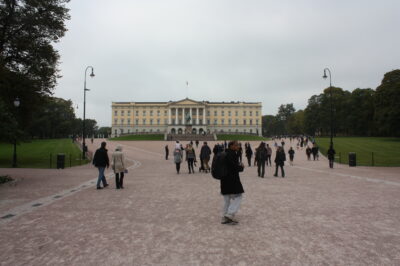 Slottet (Palacio Real de Oslo) — plaza frontal