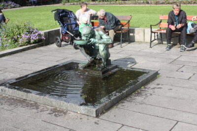 Slottsparken — fuente con escultura de bronce