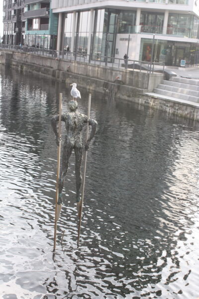 Tjuvholmen — escultura 'Man on Stilts'