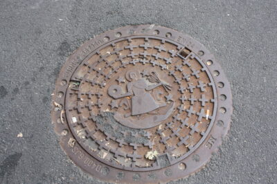 Tapa de alcantarilla con escudo de Oslo