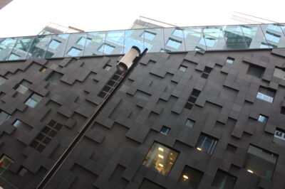 Barcode/Bjørvika — edificio PWC con fachada pixelada