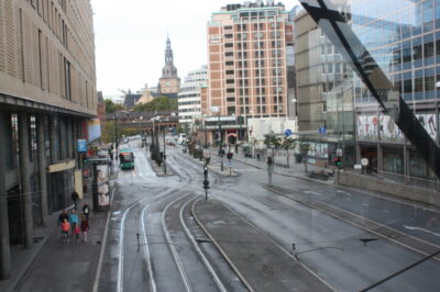 Calle hacia la Catedral de Oslo con vías de tranvía