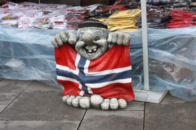 Tienda de souvenirs Oslo — troll con bandera de Noruega