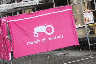 Cartel 'Moods of Norway' en calle peatonal