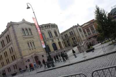Stortinget — fachada lateral con banderines
