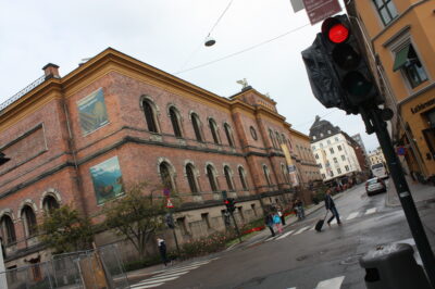 Nasjonalgalleriet (Galería Nacional) — fachada con carteles de Munch