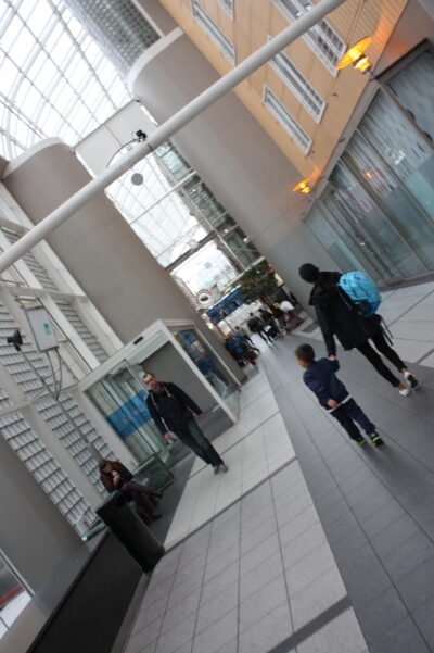 Oslo Sentralstasjon (Oslo S) interior — atrio acristalado