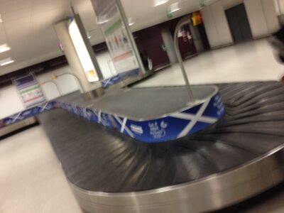 Edinburgh Airport — recogida de equipajes con saltire azul