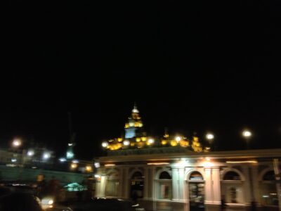 The Balmoral Hotel iluminado de noche