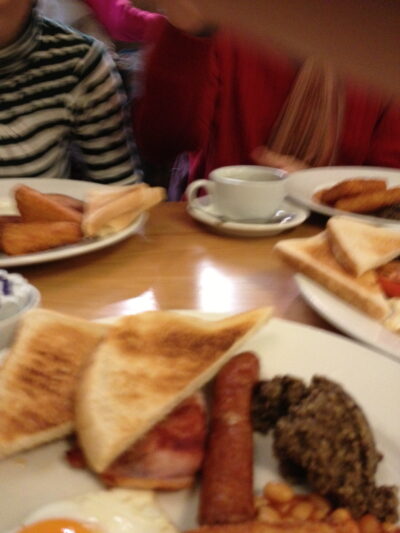 Full Scottish Breakfast con haggis y morcilla