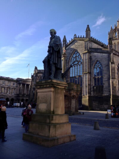 Adam Smith Statue y St Giles' Cathedral en Parliament Square