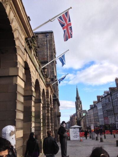City Chambers con banderas, Royal Mile