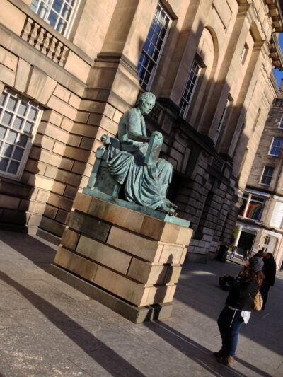 Estatua de David Hume frente al High Court of Justiciary