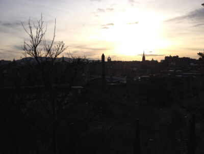 Calton Hill — panorámica del Old Town al atardecer
