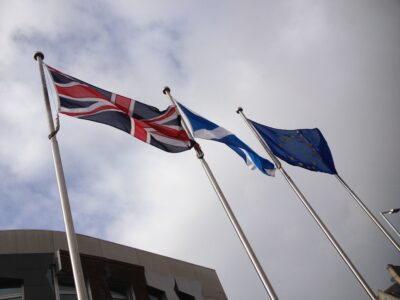 Scottish Parliament — banderas Union Jack, Saltire y UE